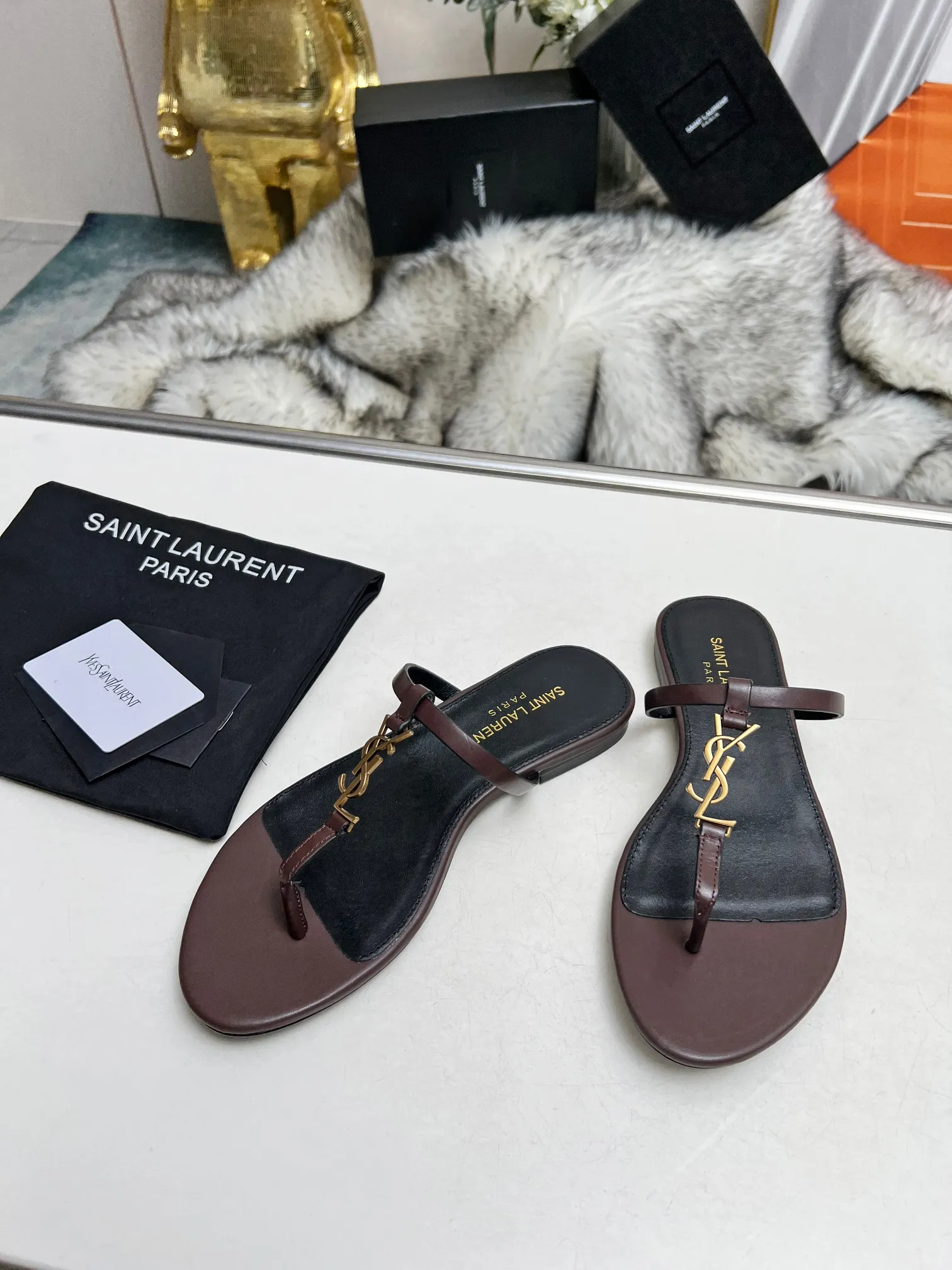 👟👟Ex-factory price 340👟👟 Genuine leather sole +40 Factory number: 5678-2 "Saint Laurent" YSL counter classic flip-flops. High-end customization and top quality. Continuing the family's classic hardware buckle design, it is simple and elegant. The flat 1CM bottom makes it easy for women to control. The unique back buckle design can make the shoes exude a sexy, sweet and feminine look. ▪️Upper: imported grade A cowhide ▪️outsole: Italian cowhide ▪️inner/foot pad: imported sheepskin ▪️heel height: 1cm ▪️size: 35-44 (43 44 customized, non-returnable)
